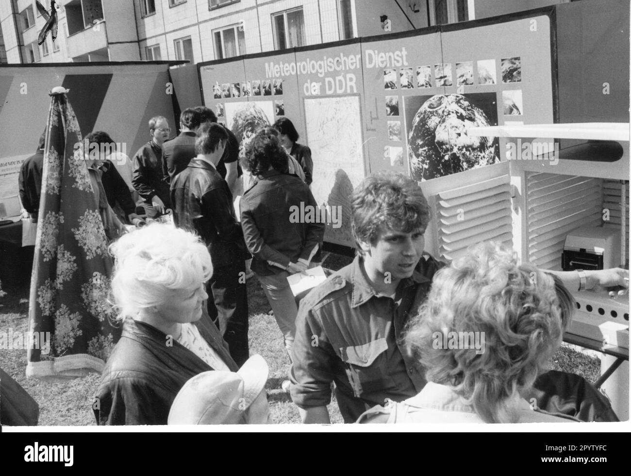 From 12 to 14 May 1989, the Pentecost meeting of the Free German Youth (FDJ) took place in East Berlin. The Potsdam Meteorological Service provides information to all interested parties. Wende. Turning point. GDR. Photo:MAZ/Christel Köster, 14.05.1989 [automated translation] Stock Photo