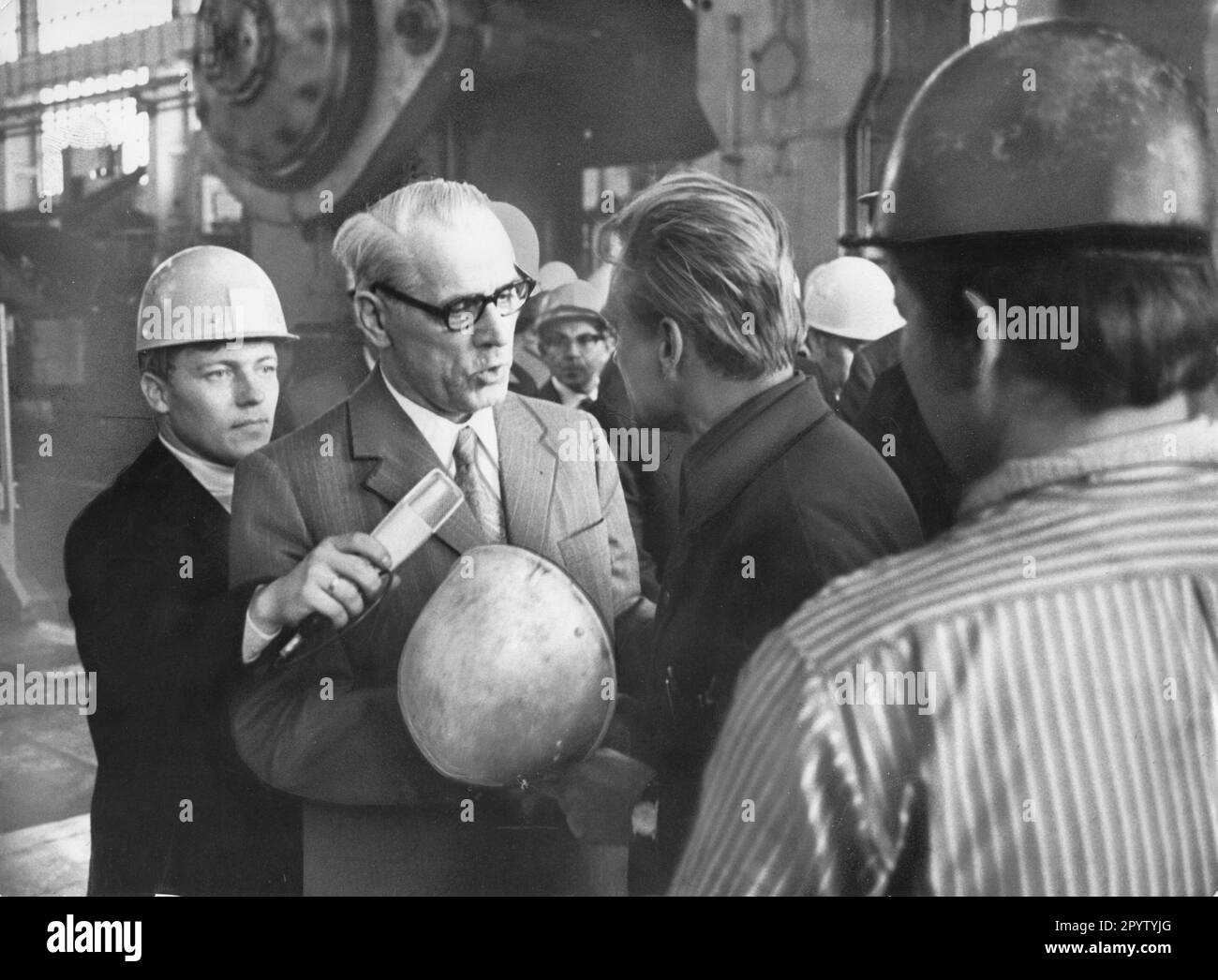 Willi Stoph(l.), Chairman of the Council of Ministers of the GDR visiting the IFA Autowerk Ludwigsfelde.LKW W50.DDR- Betriebe. Photo: MAZ/Lutz Sperling, 15.06.1972 [automated translation] Stock Photo