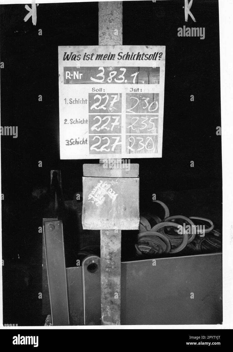 Such a board, attached to each machine, provides information about the achievements at the IFA Autowerk Ludwigsfelde.LKW W50.DDR- Betriebe. Photo: MAZ/Dieter Lange,25.01.1980 [automated translation] Stock Photo