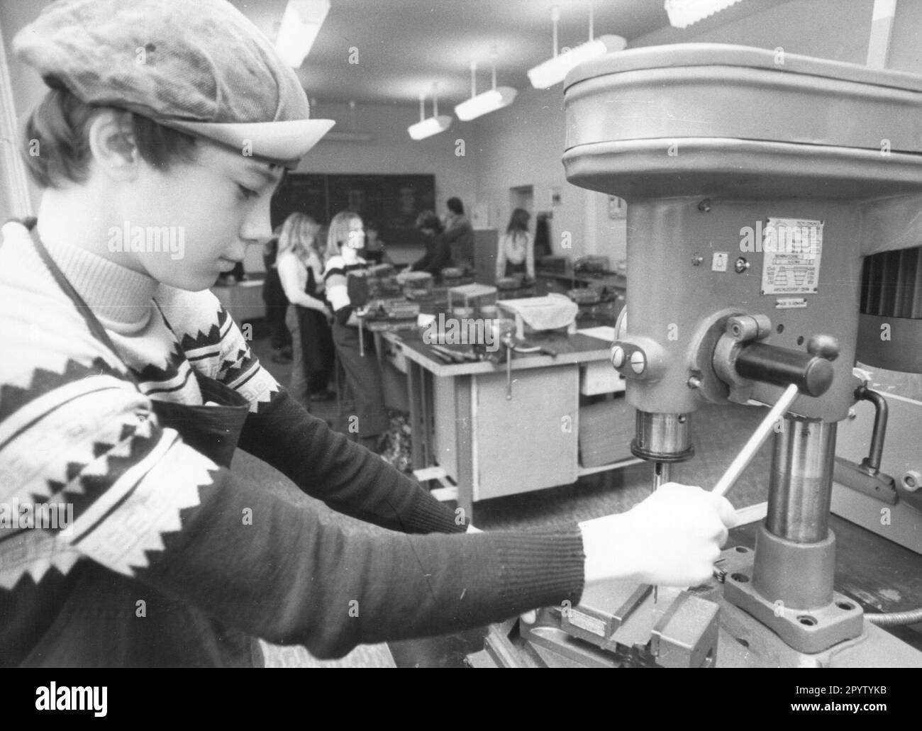 Polytechnic lessons (PA) for pupils in the IFA car plant Ludwigsfelde.pupils at the workbench.truck W50.GDR-operations. Photo: MAZ/Dieter Lange,02.11.1982 [automated translation] Stock Photo