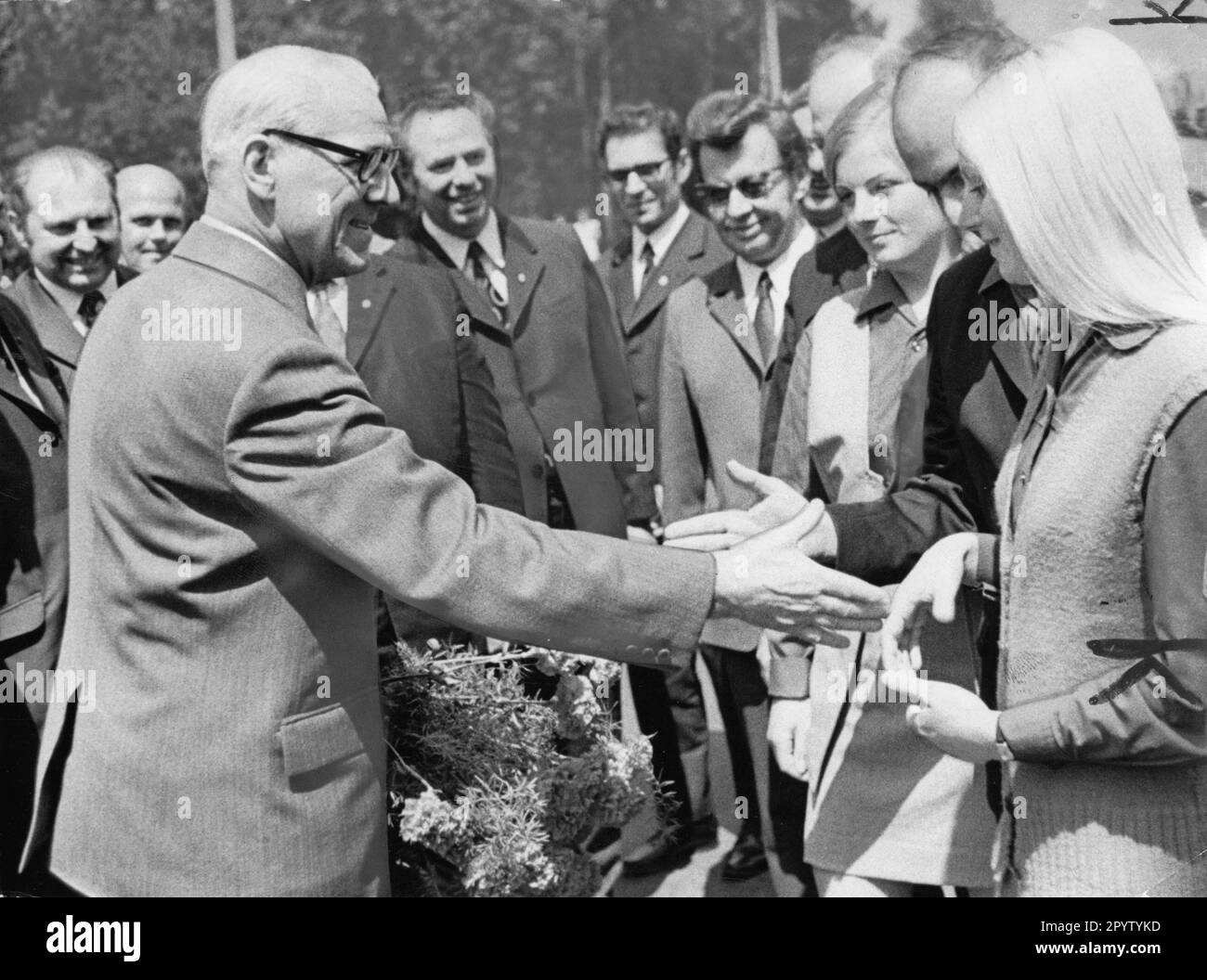Willi Stoph(l.), Chairman of the Council of Ministers of the GDR visiting the IFA Autowerk Ludwigsfelde.LKW W50.DDR- Betriebe. Photo: MAZ/Lutz Sperling, 15.06.1972 [automated translation] Stock Photo