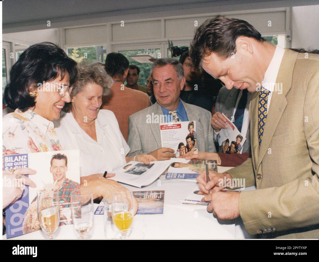 'As a lottery ambassador, Henry Maske has been involved in the ''Lotto Balance'' for the good cause for the second time. Maske signs autographs after the press conference. Sports promotion. Sports Aid. Sports. Lotto company. Photo: MAZ/Peter Sengpiehl, 01.09.1995 [automated translation]' Stock Photo