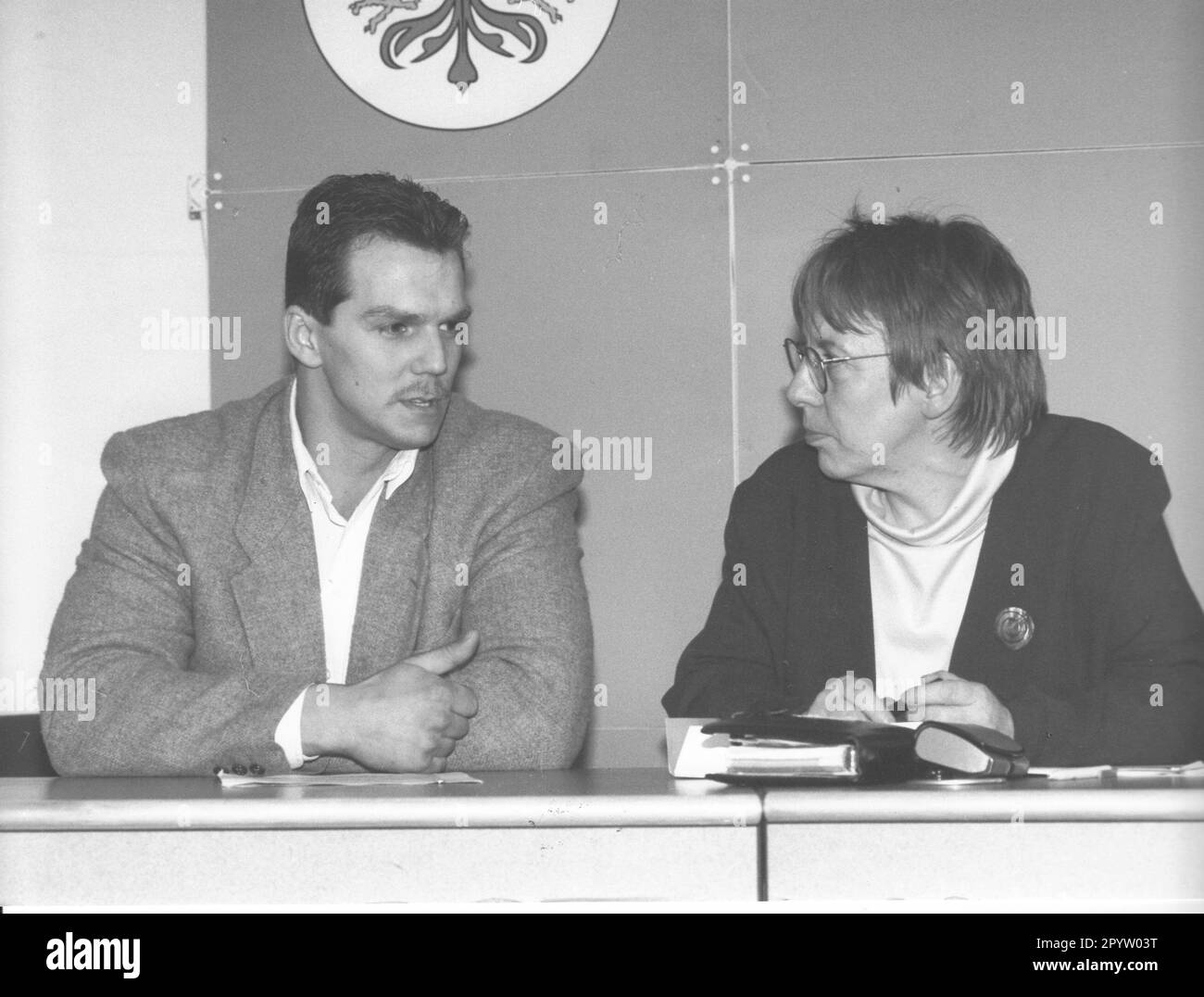 'Andreas Kott(l.), winner of the award for ''Civil Courage and Tolerance'' in conversation with Almuth Berger, Commissioner for Foreigners. Foreigners. Award.photo: MAZ/Peter Sengpiehl, 21.03.1995 [automated translation]' Stock Photo