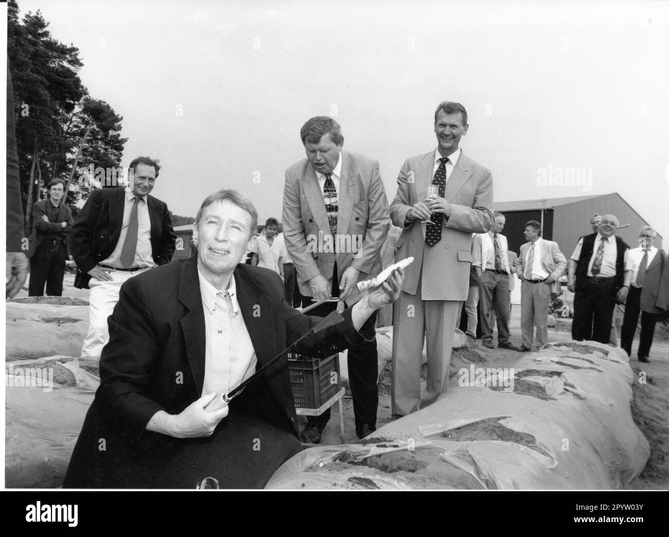 The state press conference and the Beelitz Asparagus Association invited the ministers and leaders of the state parliamentary groups to the asparagus farm in Klaistow for the asparagus festival. Regine Hildebrandt(seated) shows everyone how to cut asparagus. State government.photo:MAZ/Peter Sengpiehl, 15.05.1997 [automated translation] Stock Photo