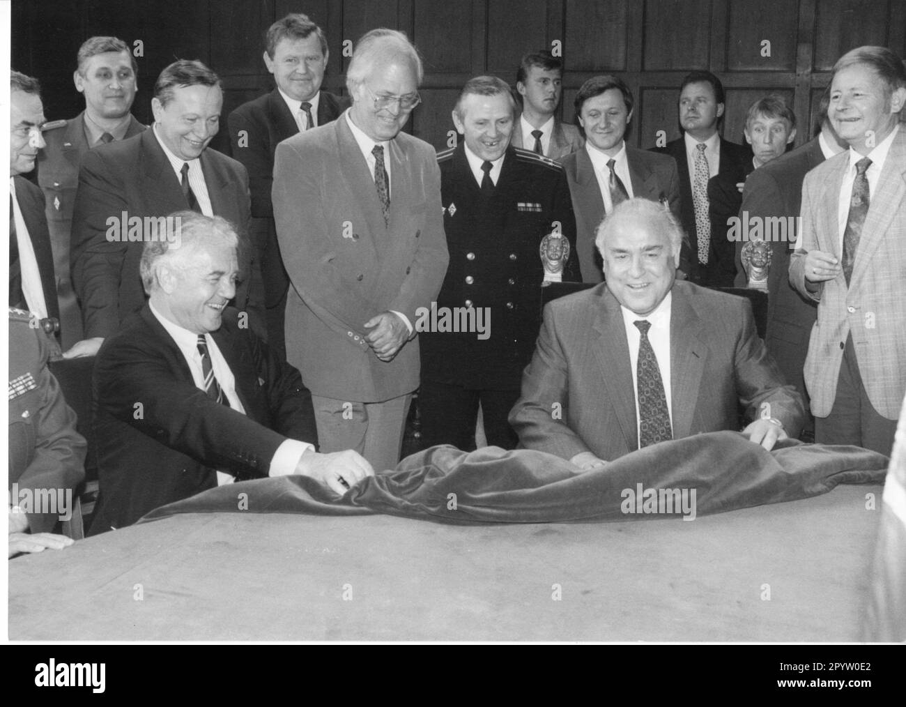 Russian Prime Minister Viktor Chernomyrdin(r.) and Prime Minister Manfred Stolpe (l.) visit Cecilienhof in Potsdam. Photo: MAZ Bernd Gartenschläger, 16.07.1993 [automated translation] Stock Photo