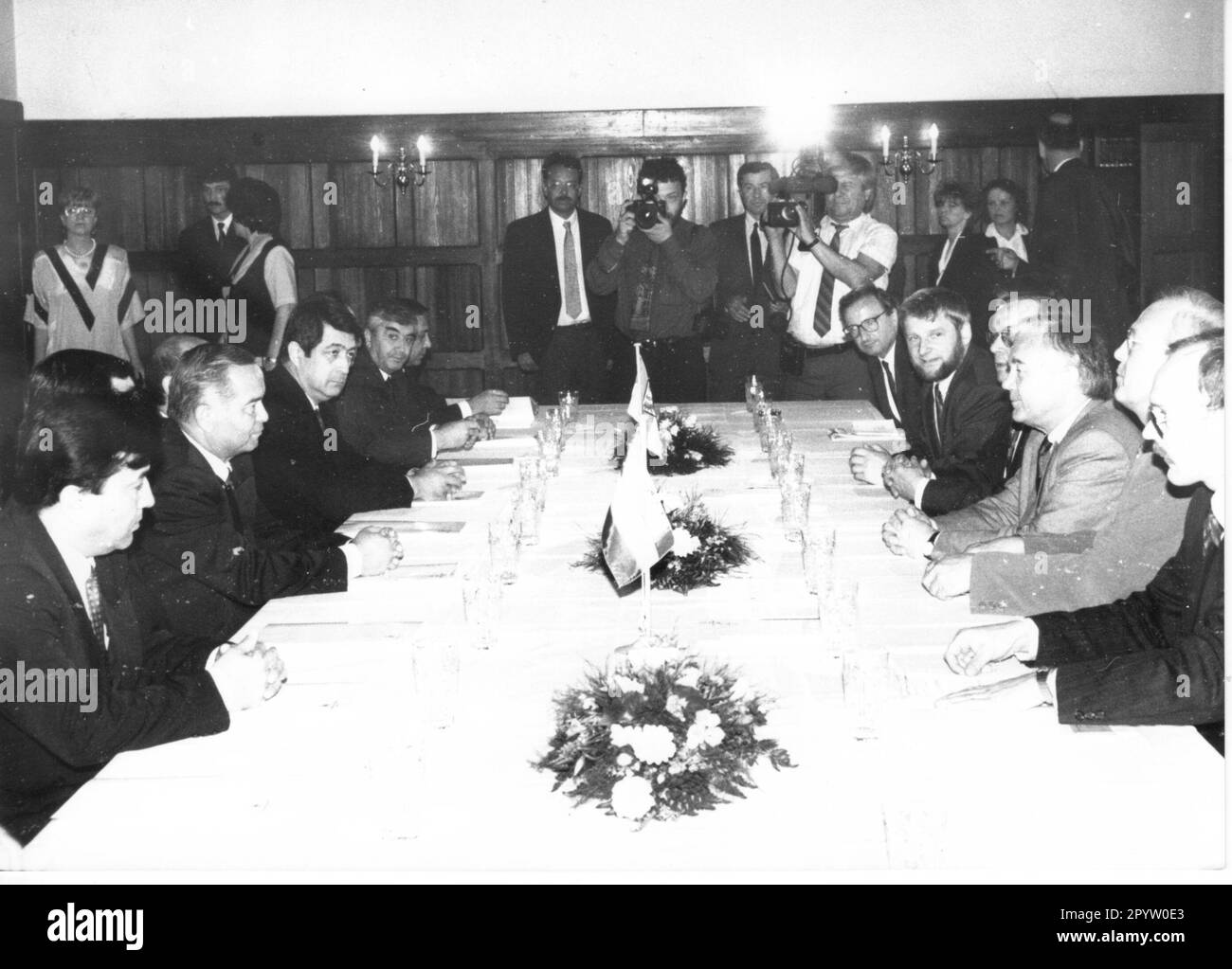 Uzbek President Islam Karimov visits Potsdam during his visit to Germany. Welcome at Cecilienhof Palace by Prime Minister Manfred Stolpe. Photo: MAZ/ Bernd Gartenschläger, 02.05.1993 [automated translation] Stock Photo