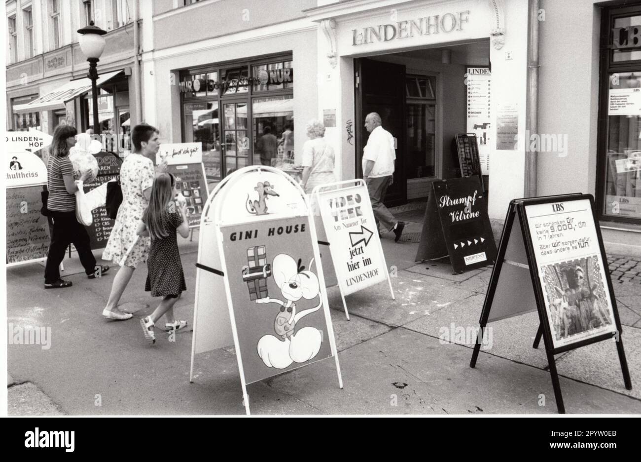 Entrance to the Lindenhofpassage/shopping arcade on Brandenburger Straße.photo:MAZ/Bernd Gartenschläger, 03.08.1996 [automated translation] Stock Photo