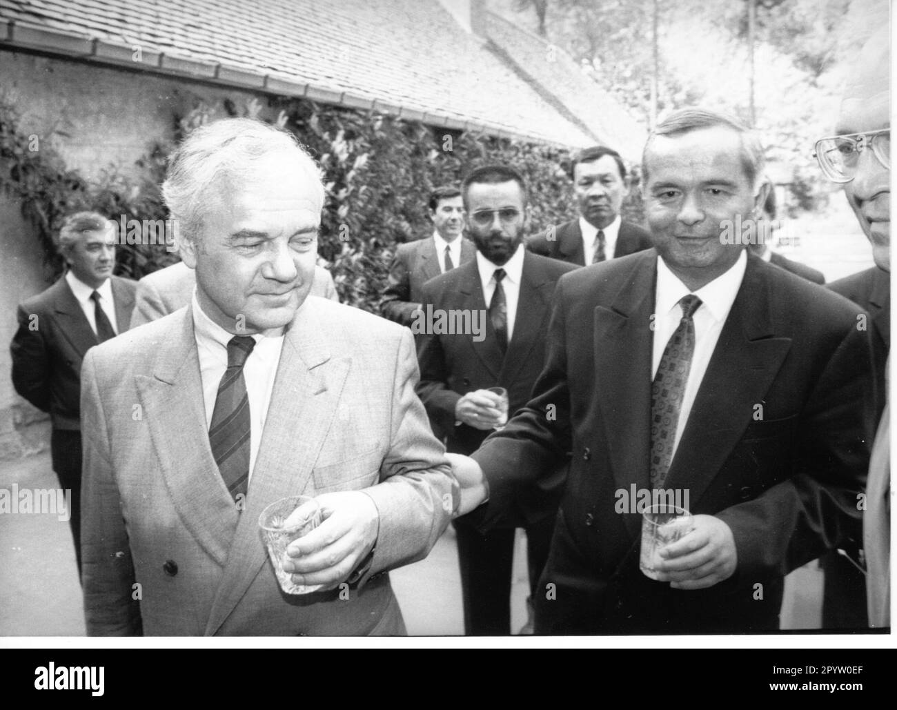 Uzbek President Islam Karimov (right) visits Potsdam during his visit to Germany. Welcome at Cecilienhof Palace by Prime Minister Manfred Stolpe.photo: MAZ/ Bernd Gartenschläger, 02.05.1993 [automated translation] Stock Photo