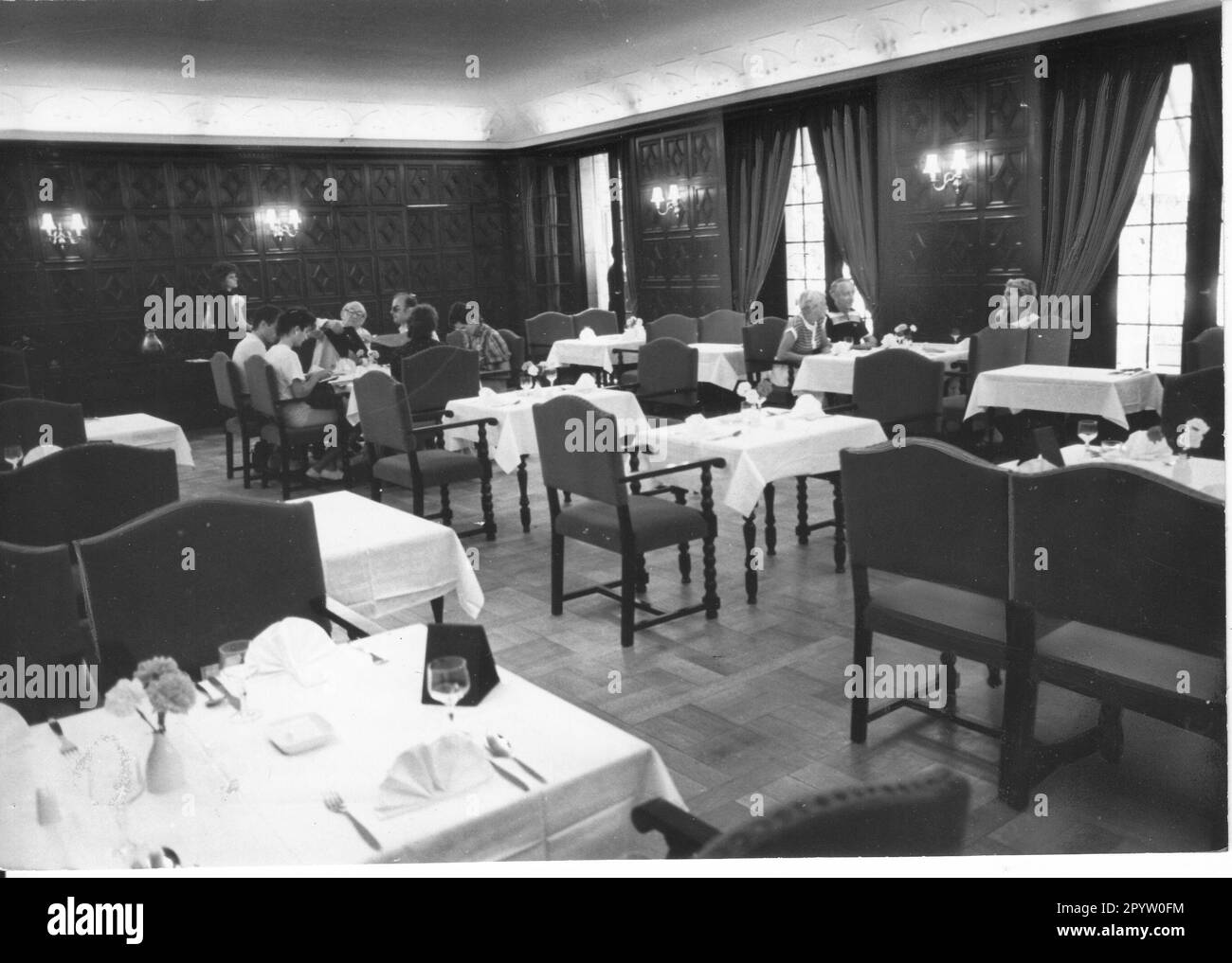 Restaurant in Cecilienhof Palace. Photo: MAZ/Wolfgang Mallwitz, 07.07.1987 [automated translation] Stock Photo