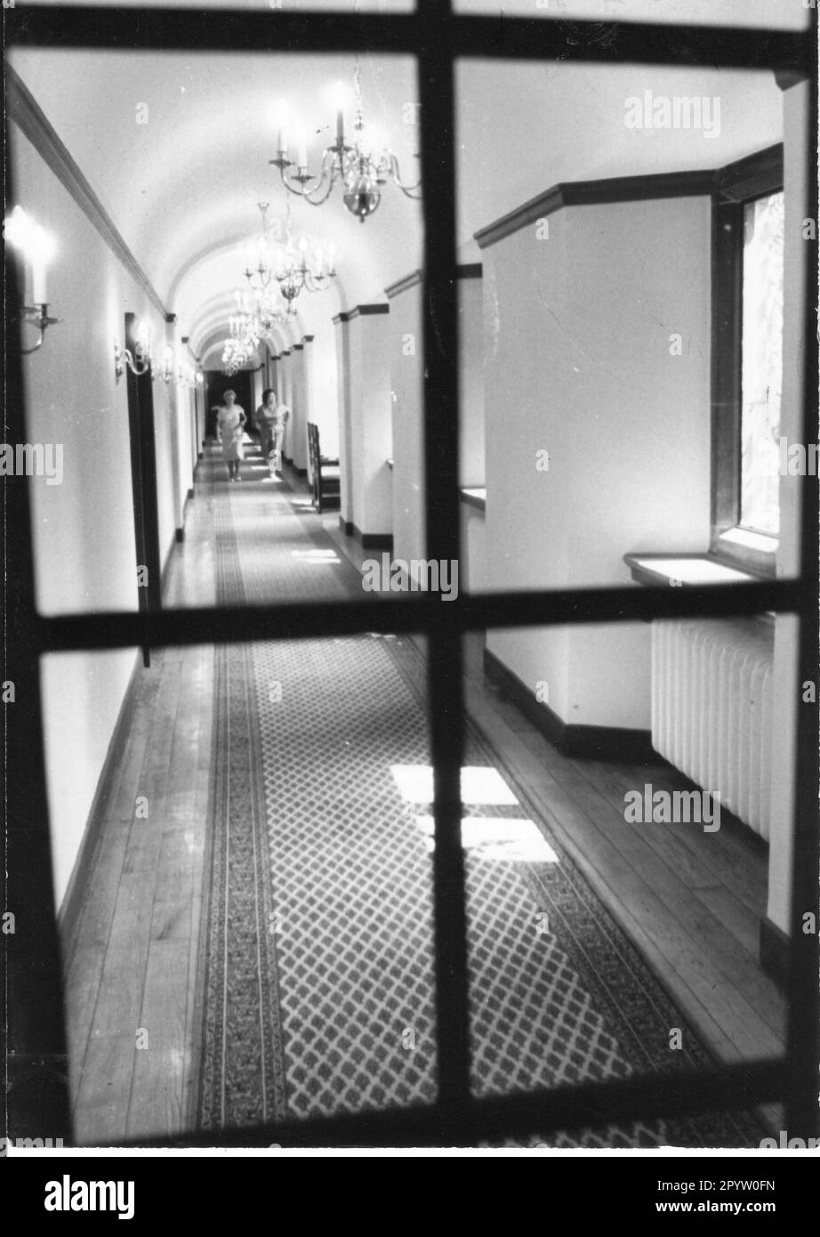 The corridor to the restaurant in Cecilienhof Palace. restaurant.  Gastronomy.GDR. historic. Photo: MAZ/Wolfgang Mallwitz, 07.07.1987 [automated translation] Stock Photo