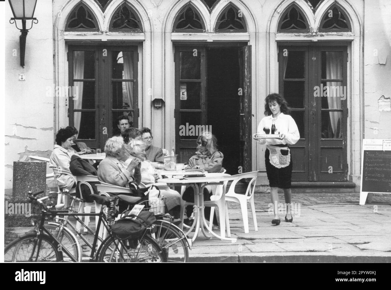 Drinking coffee at Petzow Castle. Photo: MAZ/Michael Hübner, 08.05.1992 [automated translation] Stock Photo