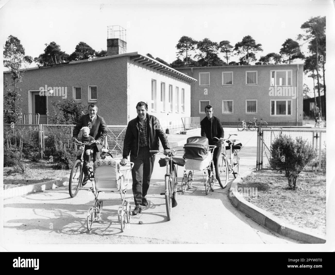 Fathers pick up their children from the crèche at the IFA Autowerk Ludwigsfelde.LKW W50.DDR- Betriebe. Photo: MAZ/Archive, 1969 [automated translation] Stock Photo