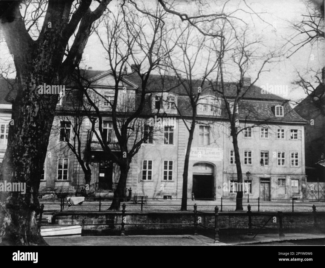 The house at Am Kanal 4a in Potsdam housed a Kindl brewery and the company belonged to city councilor Franz Lamm(see sign). The original photo was taken by the preservationist Fritz Rumpf around 1905. Photo: MAZ/Christel Köster [automated translation] Stock Photo