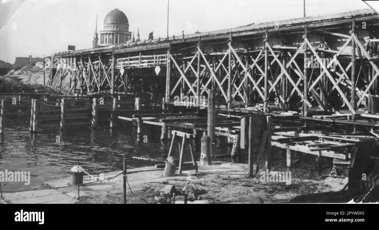 Construction of the Long Bridge in Potsdam. Construction work Long Bridge.GDR. PhotoMAZ/Archive