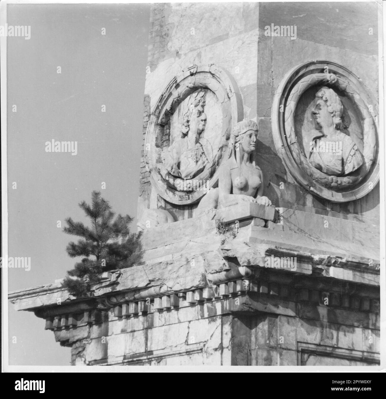 War damaged obelisk on the Old Market with medallions and stone figures(Sphinx) at the corners. Figural decoration.figures. Photo:MAZ/Romü, date before 1969 [automated translation] Stock Photo