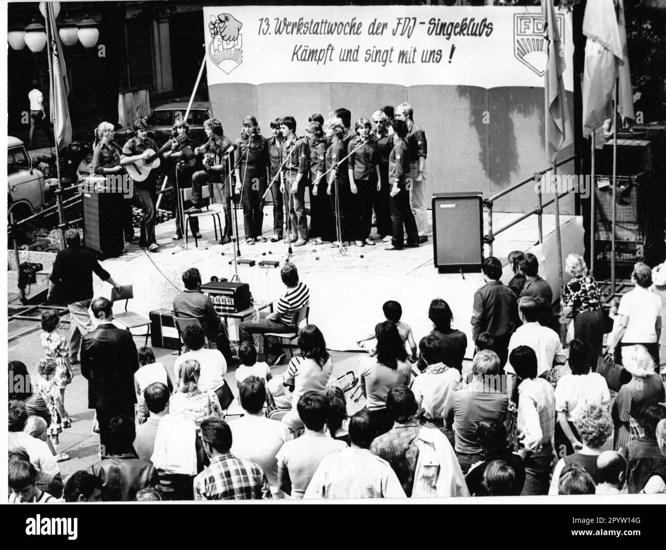 The 13th workshop week of the FDJ singing clubs in Potsdam which takes place from 19.- 26.07.1981. On the Klement-Gottwald-Straße the singers of the Institute for Teacher Education Schwerin perform their songs. Free German youth.youth meeting. GDR.historical.Photo: MAZ/Christel Köster, July 1981 [automated translation] Stock Photo