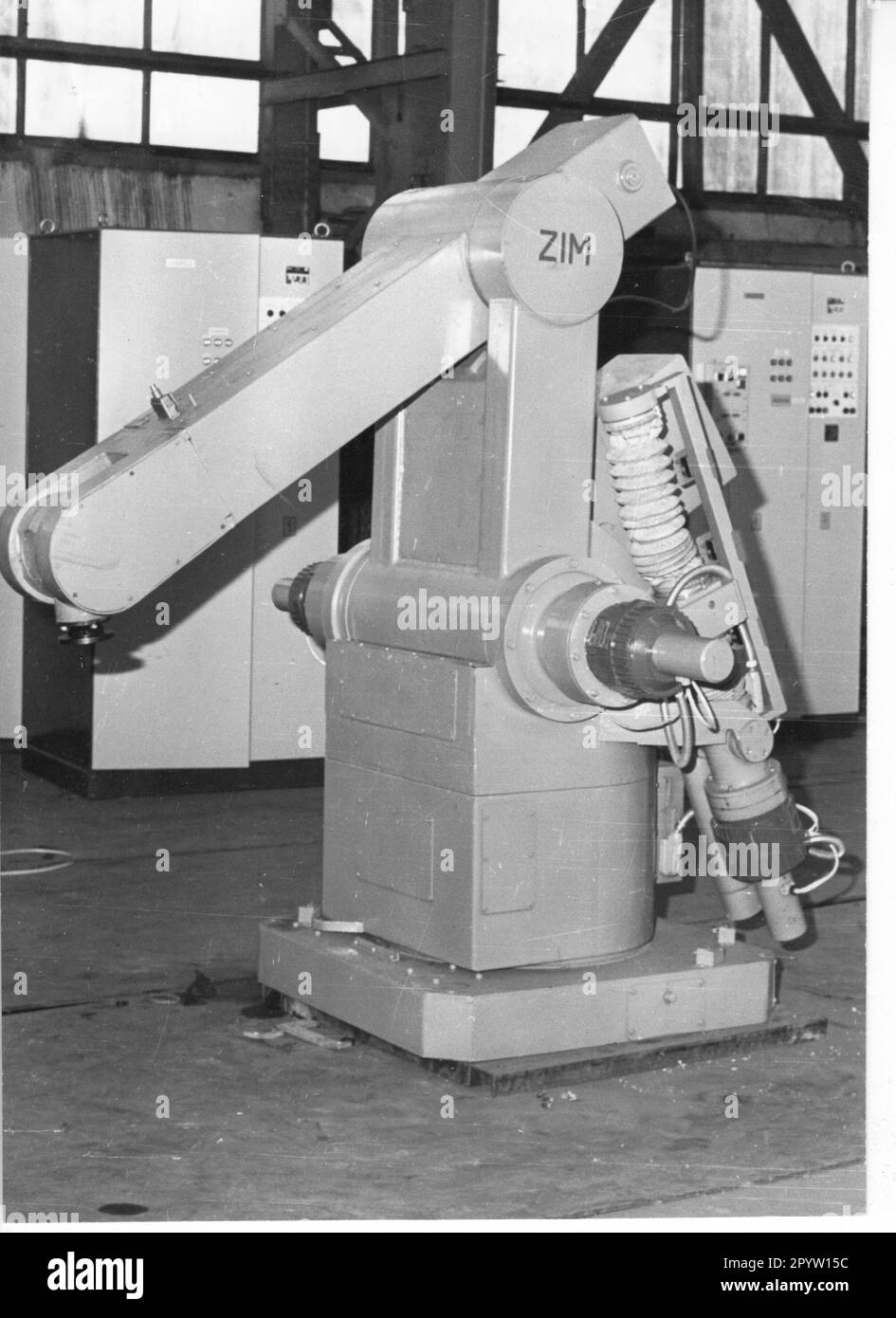 Robot construction department. Robot ""ZIM"". VEB Rationalisierunsbetrieb  Wittstock, GDR factories. Photo: MAZ/Hermann Lemcke, 80s [automated  translation] Stock Photo - Alamy