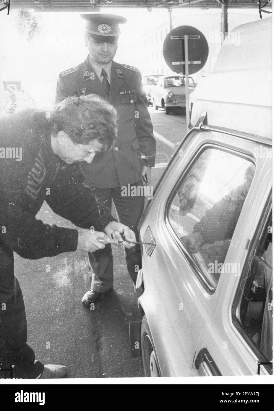 at-the-drewitz-border-checkpoint-a-car-from-the-polish-people-s