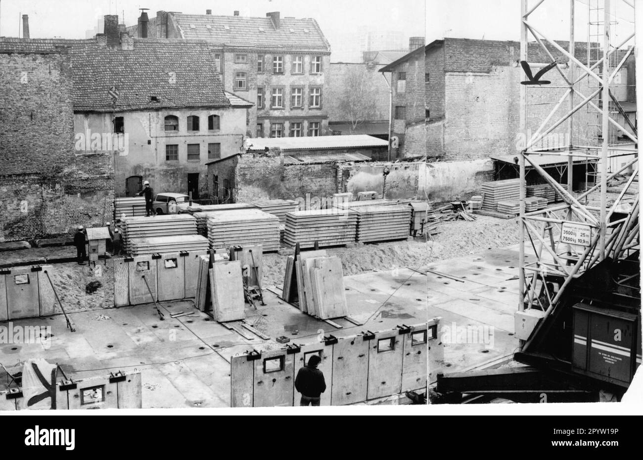 Construction work/building site in Gutenbergstraße. After demolition of old houses, modern new buildings are being erected in the traditional architectural style. Housing construction. GDR. Photo: MAZ/Annelies Jentsch, March 1983 [automated translation] Stock Photo