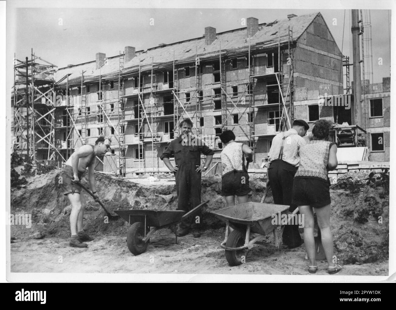 Arbeitseinsatz mit Schubkarre. Wohnungsbau in Potsdam. DDR. Foto: MAZ ...