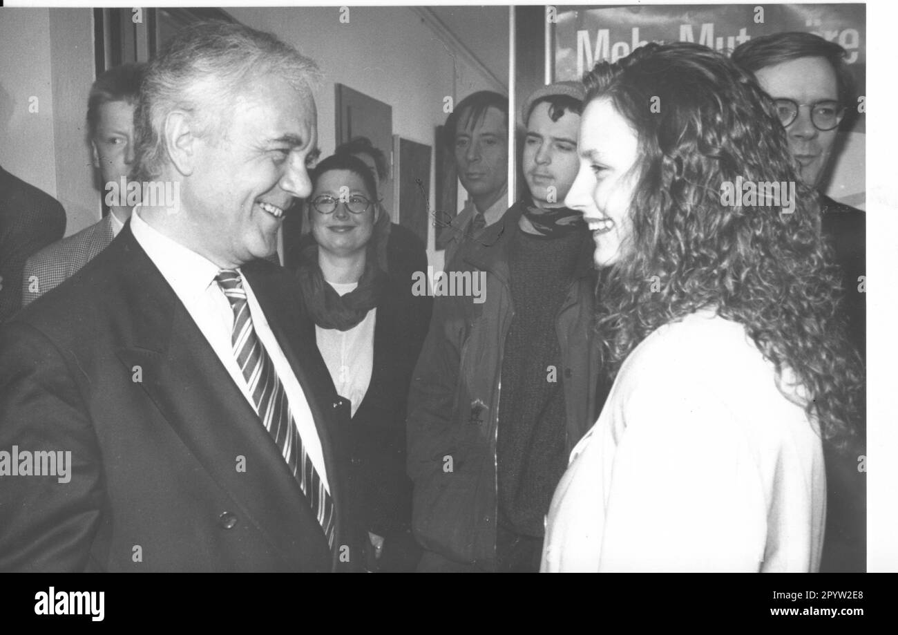 'Potsdam 24.03.1994 Prime Minister Manfred Stolpe in conversation with the high school student Alexandra Thiele from Königs Wusterhausen, who received the ''Ribbon for Courage and Understanding'' in the state parliament Photo: MAZ/ [automated translation]' Stock Photo
