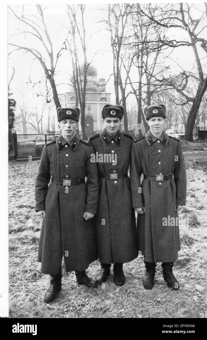 Potsdam Russian soldiers Soviet soldiers, Russians, in the exit after the fall of communism in 1990 at the Russian church on the Kapellenberg near the Russian colony GDR. historical.  Photo: MAZ/Michael Hübner [automated translation] Stock Photo