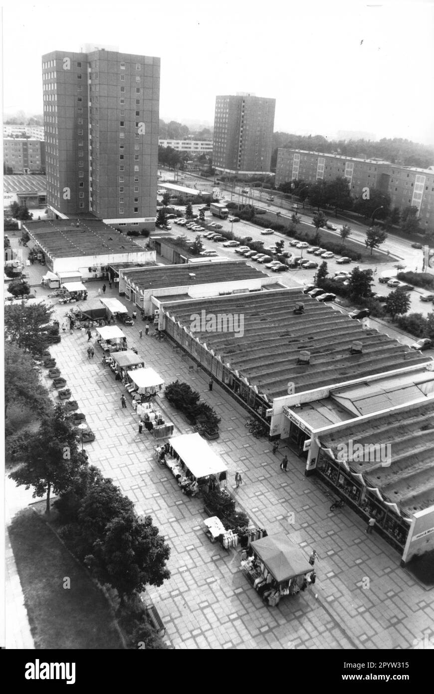 Potsdam in 1995 residential area Am Stern with shopping arcade stalls grocer's trolleys stalls department store high-rise building prefabricated slab apartments shopping Photo: MAZ/Bernd Gartenschläger [automated translation] Stock Photo