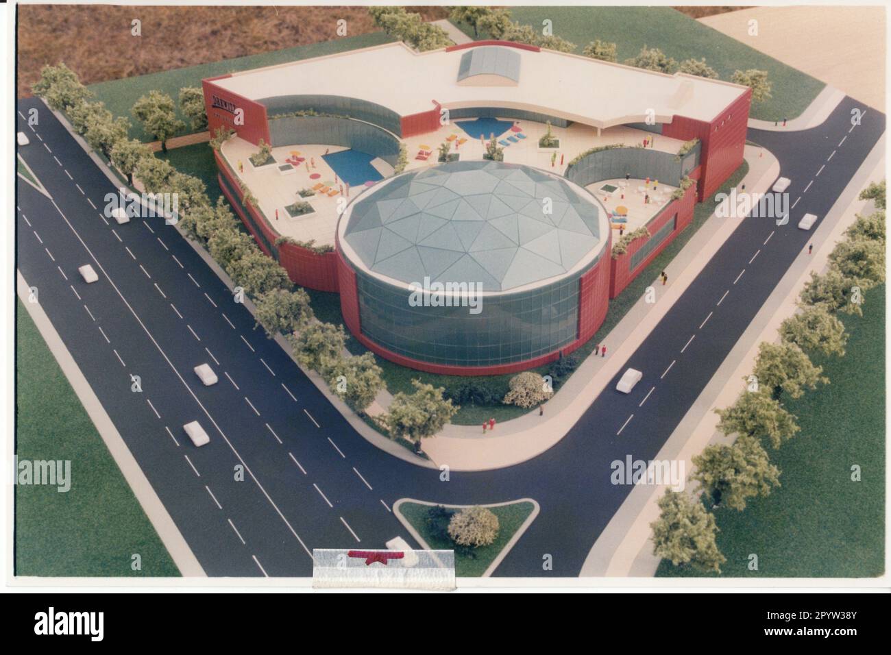 This is how the leisure park with fun pool (in the foreground) in the Drewitz district of Potsdam was to look. A large cinema, bowling alley, ice rink and sports center were also to be built. The symbolic groundbreaking ceremony was in February 1997, and in 2004 the project was considered a failure. Photo:MAZ/Bernd Gartenschläger [automated translation] Stock Photo