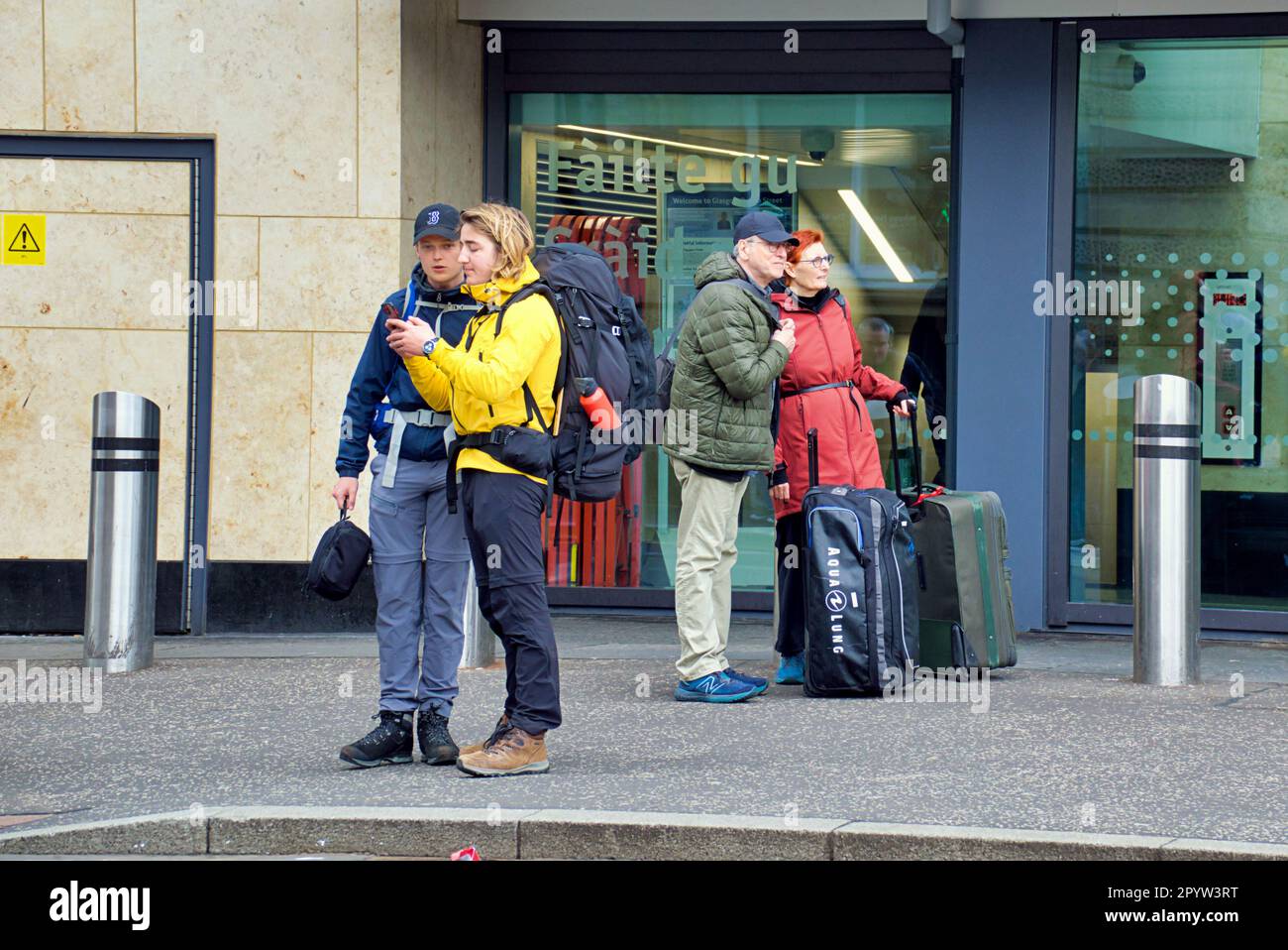 Glasgow, Scotland, UK 5th May, 2023. UK Weather: Sunny warm weather saw tourists  take to the streets in the style mile of the city george square in the city centre.. Credit Gerard Ferry/Alamy Live News Stock Photo