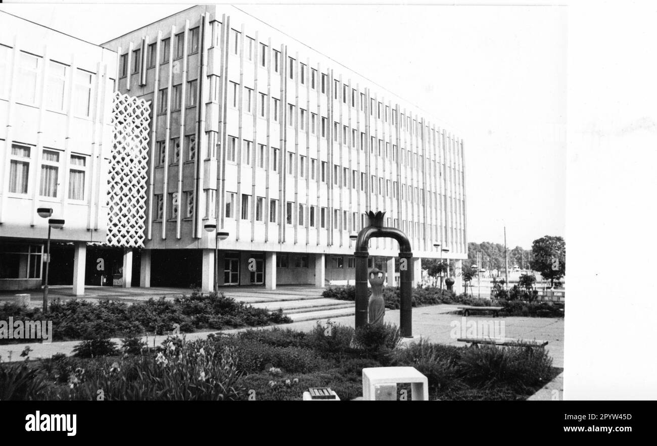 Potsdam Scientific General Library at Platz der Einheit with sculpture