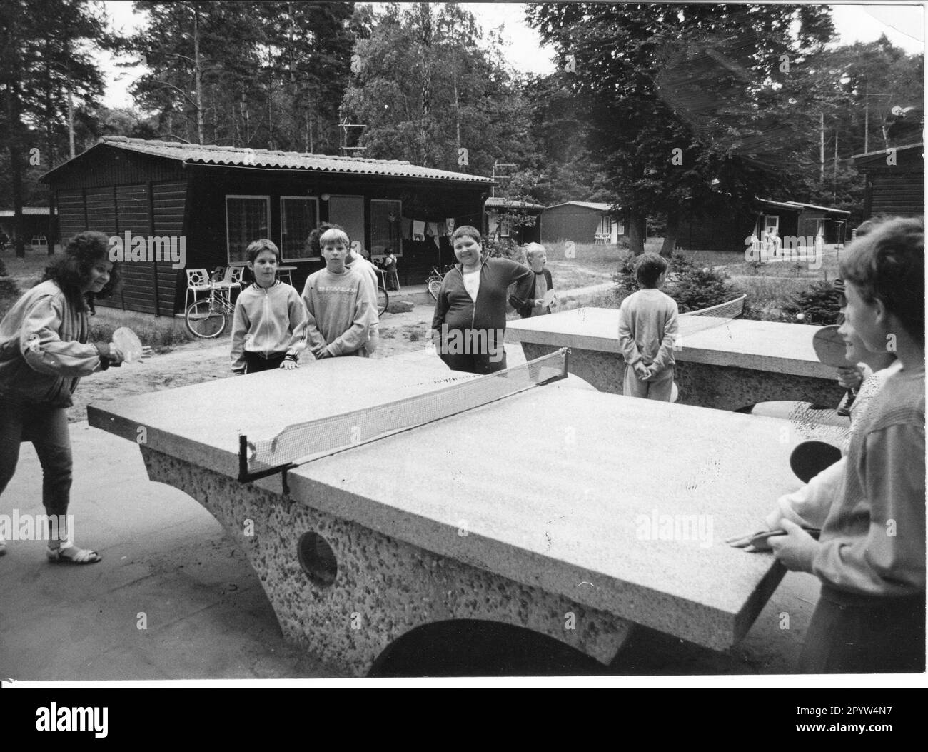 Playing table tennis. Youth hostel Lehnitz at the Lehnitzsee Oranienburg. Accommodation. Vacation and leisure facility. Children and youth. accommodation. hotel. GDR. historic. Photo: MAZ/ Frank Liebke, July1989 [automated translation] Stock Photo