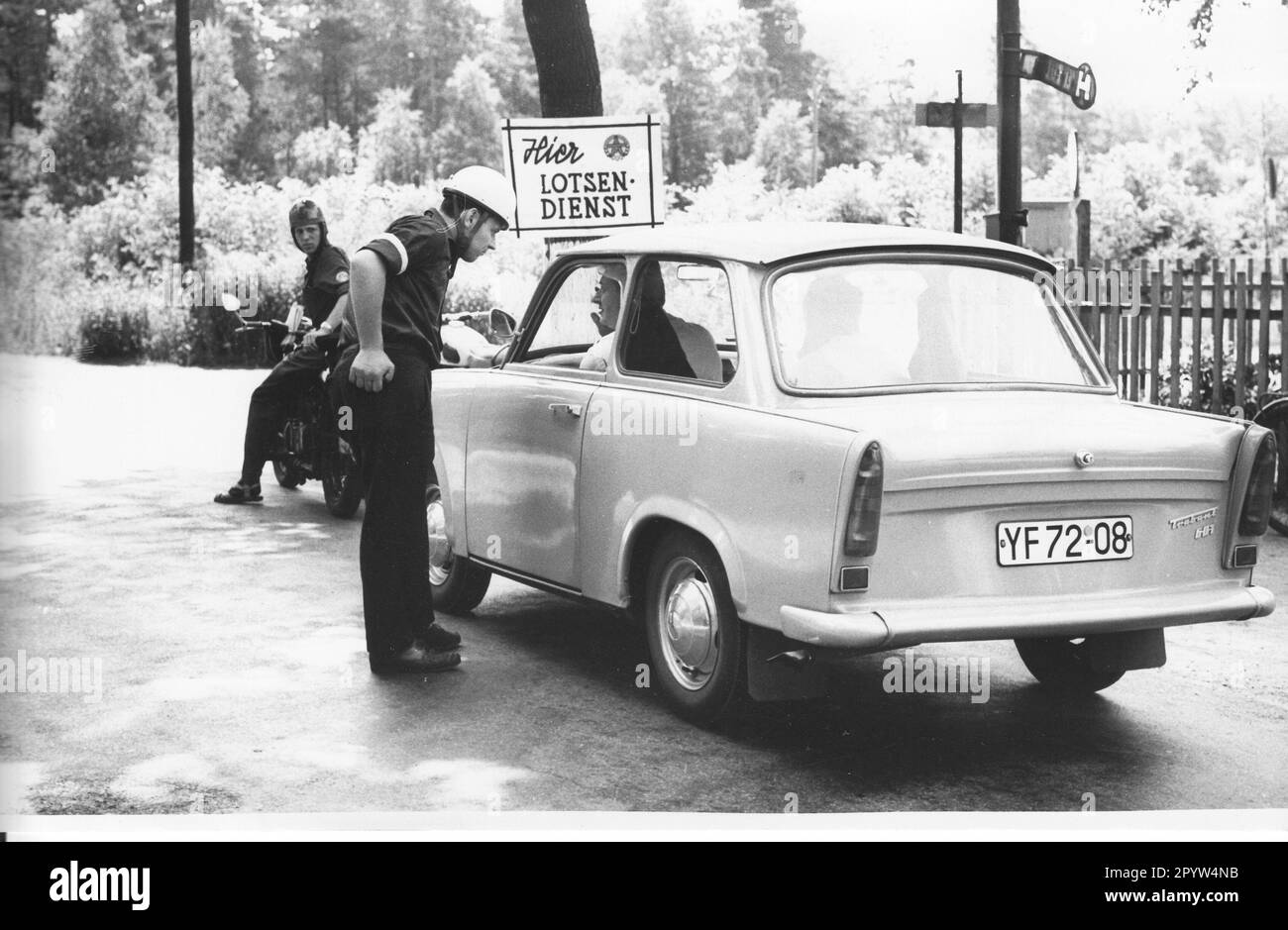 An der Ortsgrenze von Luckenwalde erwarten Lotsen der GST die