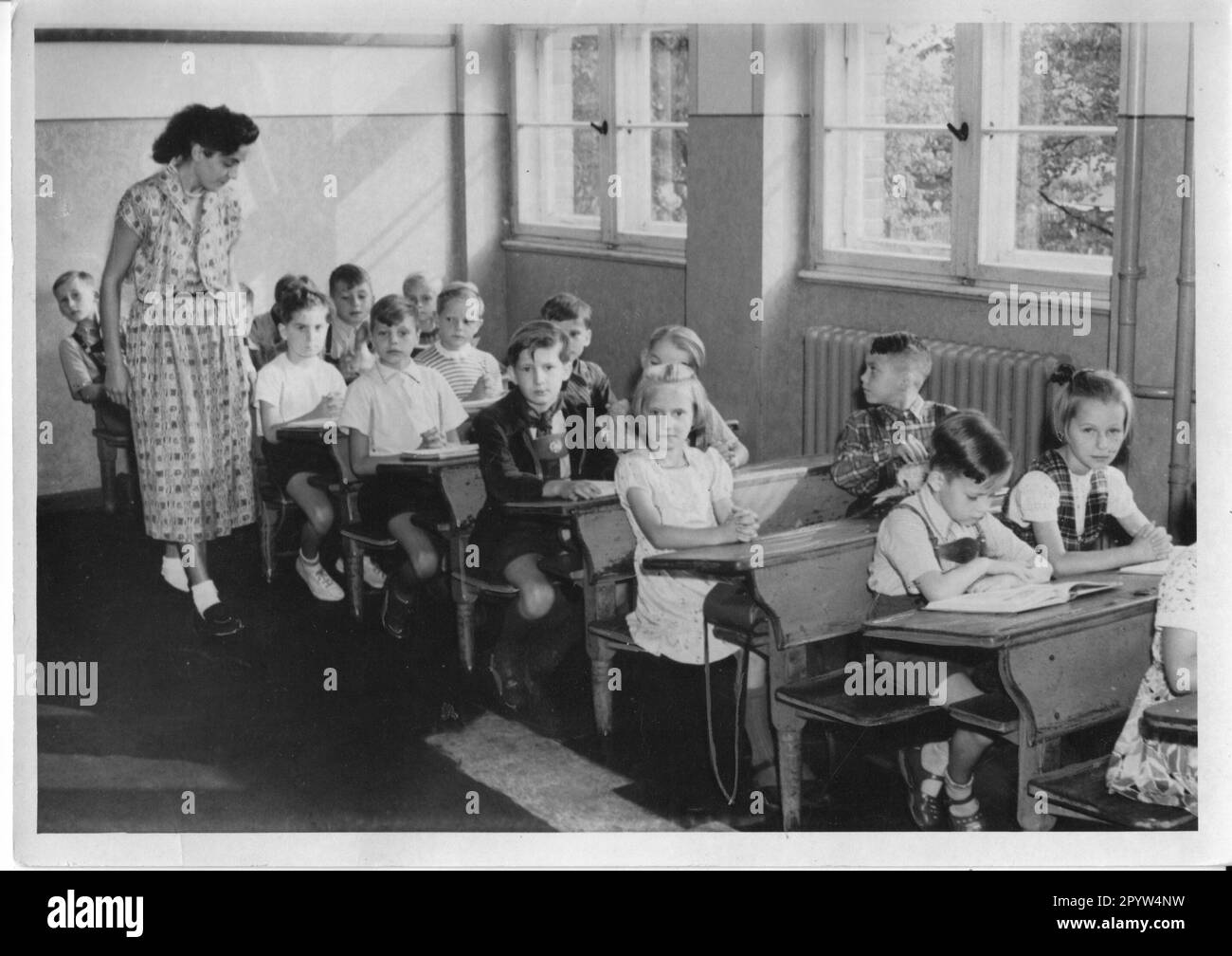 Zeuthe September 5, 1955 Pupils of the 2nd grade of the elementary school Zeuthen children school desk teacher looking into the classroom. Photo: MAZ/Archive [automated translation] Stock Photo