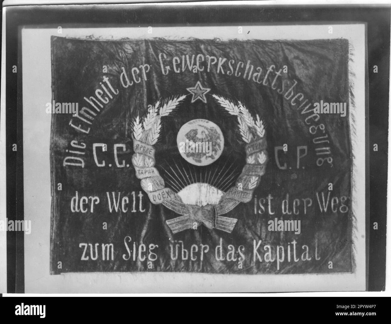 Flag of the World Federation of Trade Unions. Trade union. Organization. Historical. GDR. Photo: MAZ/Archive,after 1945 [automated translation] Stock Photo