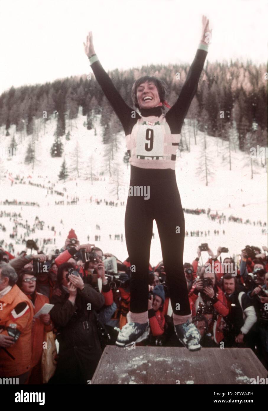 Winter Olympics in Innsbruck 1976. Rosi Mittermaier (Deut.) cheers after her victory in the downhill race Feb. 13, 1976. [automated translation] Stock Photo