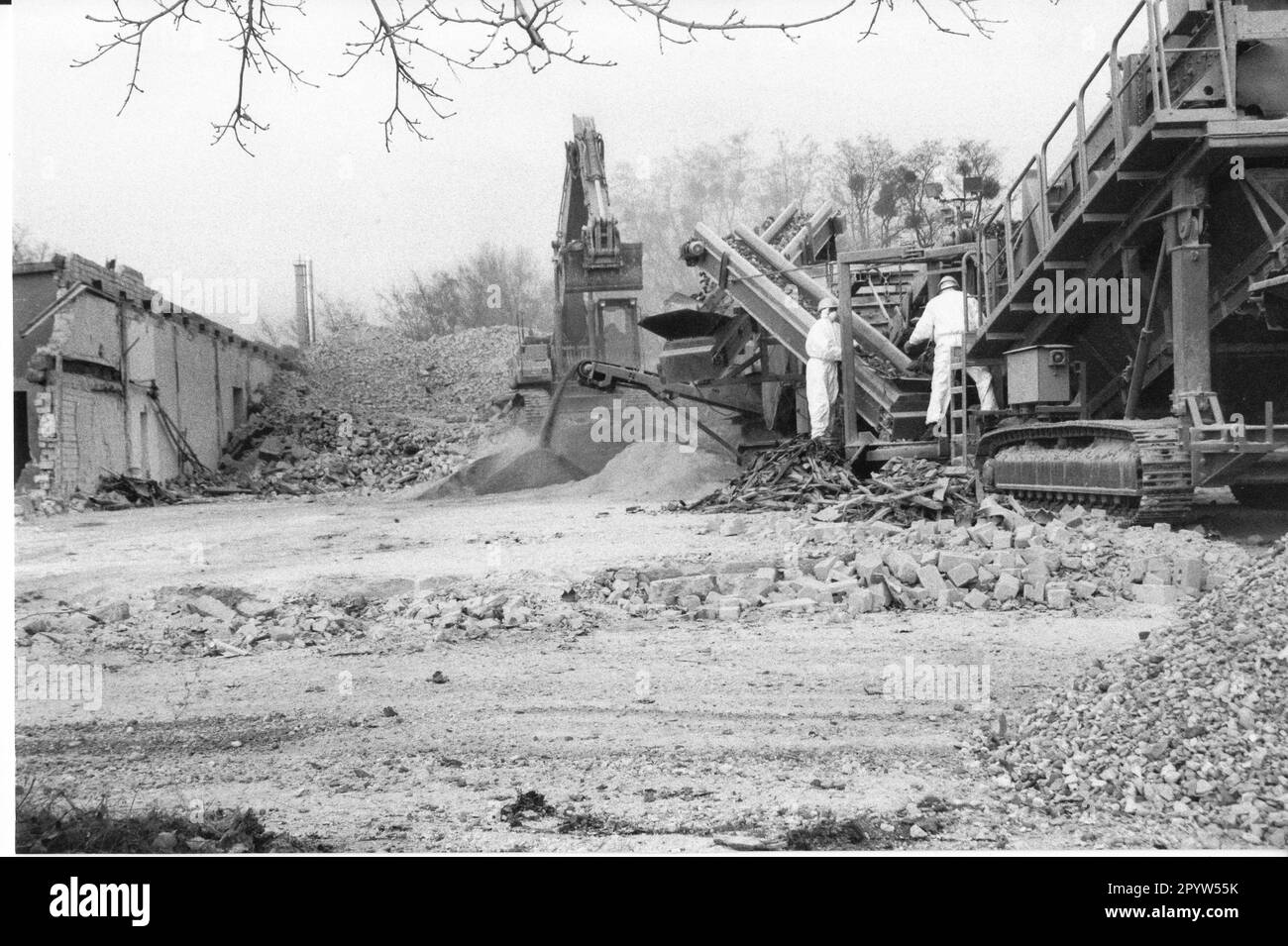 Demolition of former police buildings and barracks in Bornstedter Feld. Preparations for the construction of the future district center, Stadtplatz. Construction works. Construction project. City district. Residential area. Photo: MAZ/Christel Köster, 29.11.1999 [automated translation] Stock Photo