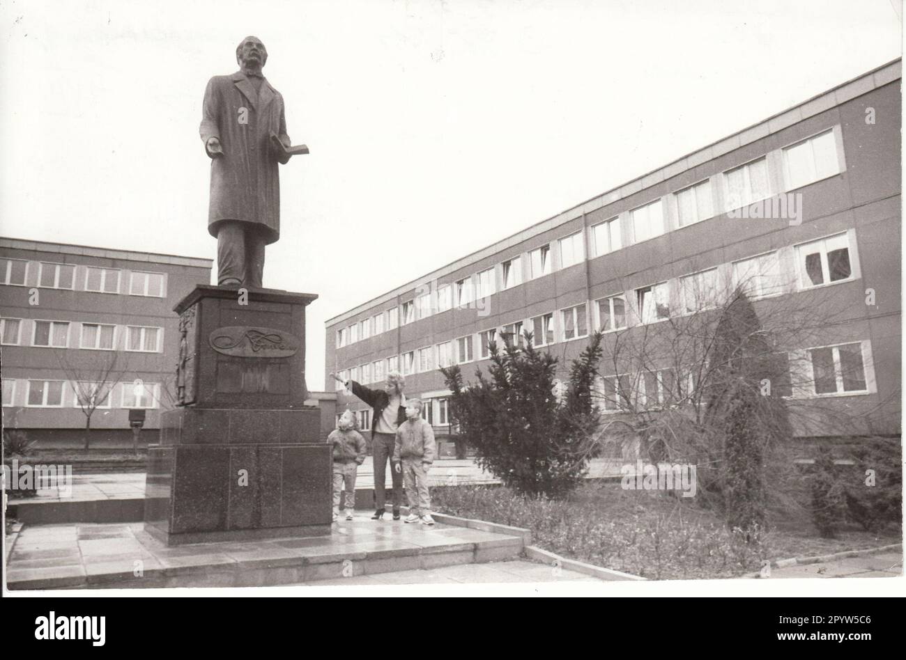 ' Youth tourist hotel in Petzow near Werder. From 1990 hotel ''Am Schwielowsee''. ''Theodor Fontane'' monument in front of the hotel. Accommodation. Restaurant. restaurant. Gastronomy.GDR. historical. Photo: MAZ/Michael Hübner, December 1987 [automated translation]' Stock Photo
