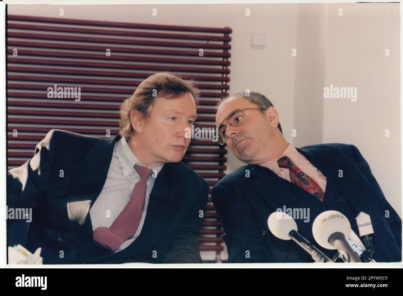 Commissioner for the Protection of the Constitution Hans-Jürgen Förster (l.) and Interior Minister Alwin Ziel. Office for the Protection of the Constitution. Internal Security. State government. Photo: MAZ/Michael Hübner, December 1996 [automated translation] Stock Photo