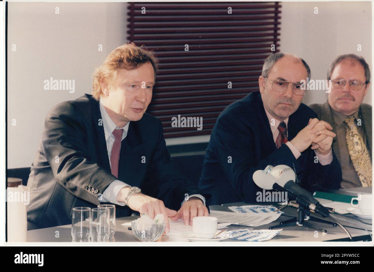Commissioner for the Protection of the Constitution Hans-Jürgen Förster (l.) and Interior Minister Alwin Ziel. Office for the Protection of the Constitution. Internal Security. State government. Photo: MAZ/Michael Hübner, December 1996 [automated translation] Stock Photo