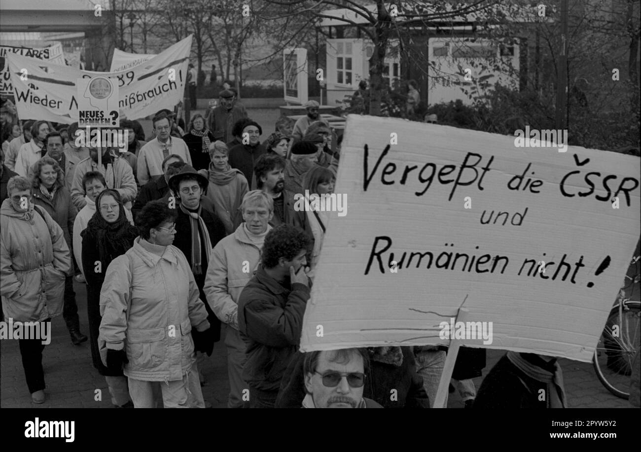East berlin november 1989 demo hi-res stock photography and images - Alamy