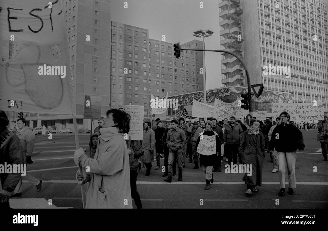 East berlin november 1989 demo hi-res stock photography and images - Alamy