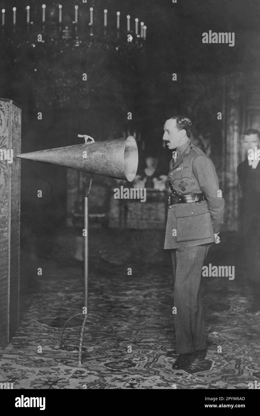 The Spanish King Alfonso XIII reviews a gramophone record to be sold in favor of the purchase of Christmas gifts for the soldiers fighting in Morocco. [automated translation] Stock Photo