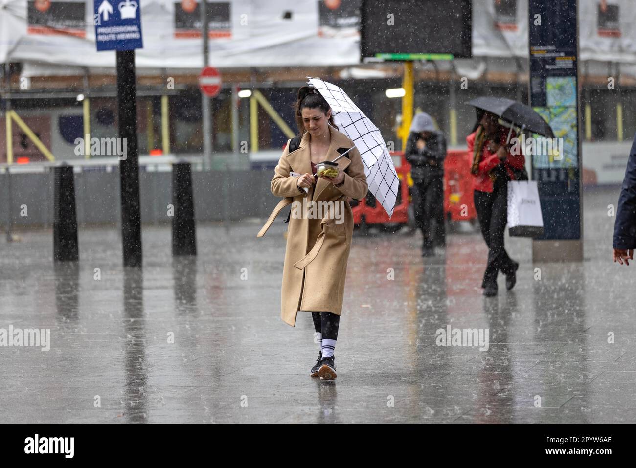 Heavy Rain showers hit London ahead of the Kings Coronation Weekend. Victoria, London, UK 05th