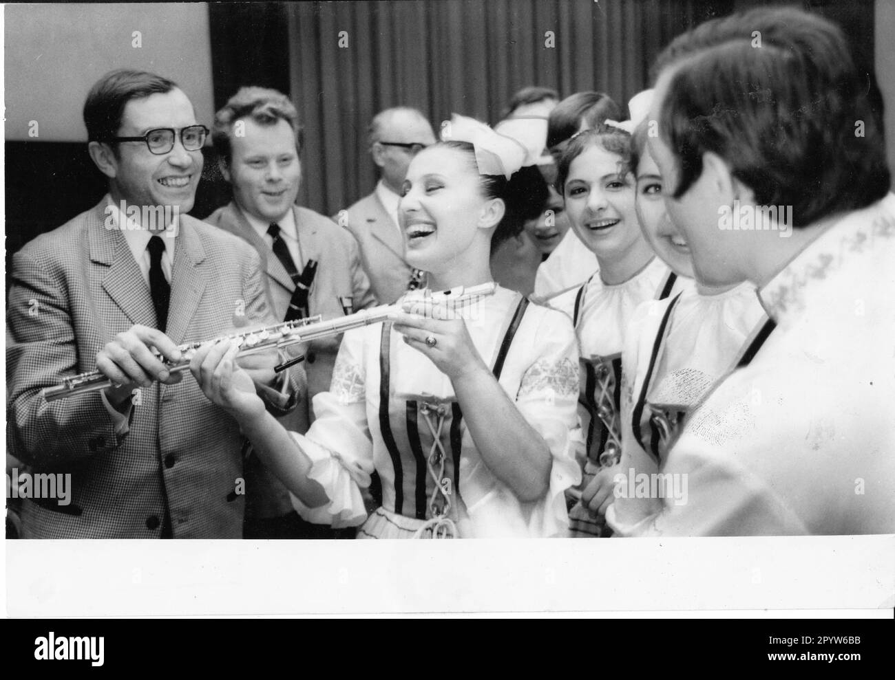 Musical exchange of experiences in the culture house of the steelworks Hennigsdorf between the amateur artists of the radio plant from Minsk and members of the LEW- Wind Orchestra (Lokomotivbau Elektronische Werke) Photo: MAZ/Wolfgang Mallwitz [automated translation] Stock Photo