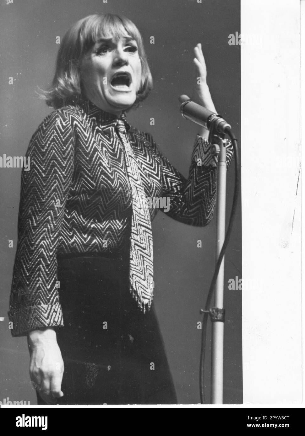 Chanson Singer Actress and chanson singer Gisela May on stage. MAZ/ Manfred Haseloff ...