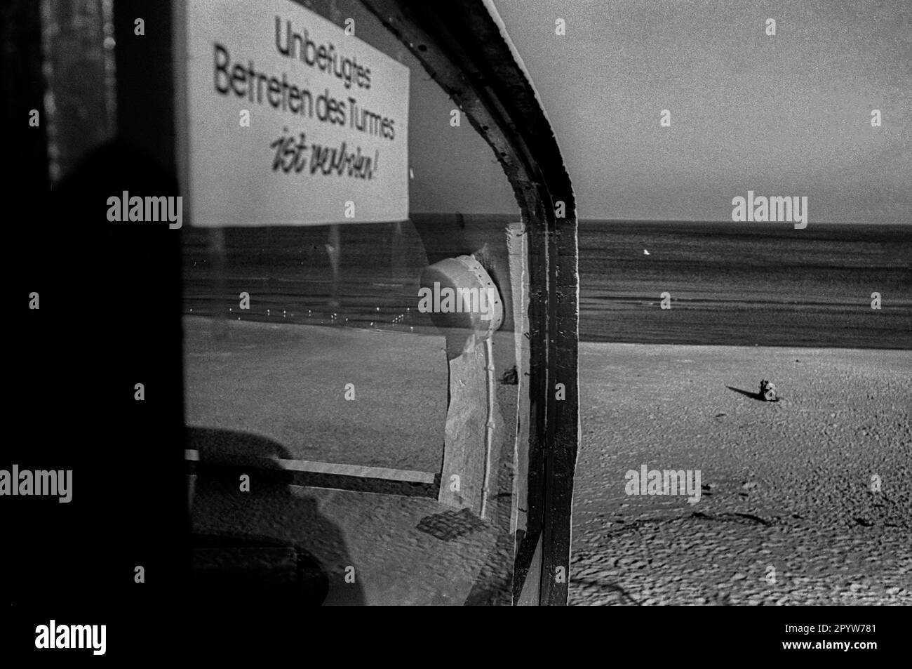 GDR, Binz, 04.11.1988, beach, rescue tower, architect Ulrich Müther, expert for concrete shells, [automated translation] Stock Photo