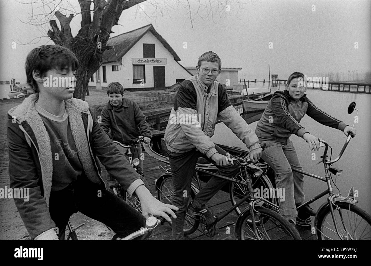 GDR, Dierhagen, 05.03.1989, young people, children, at the fishing