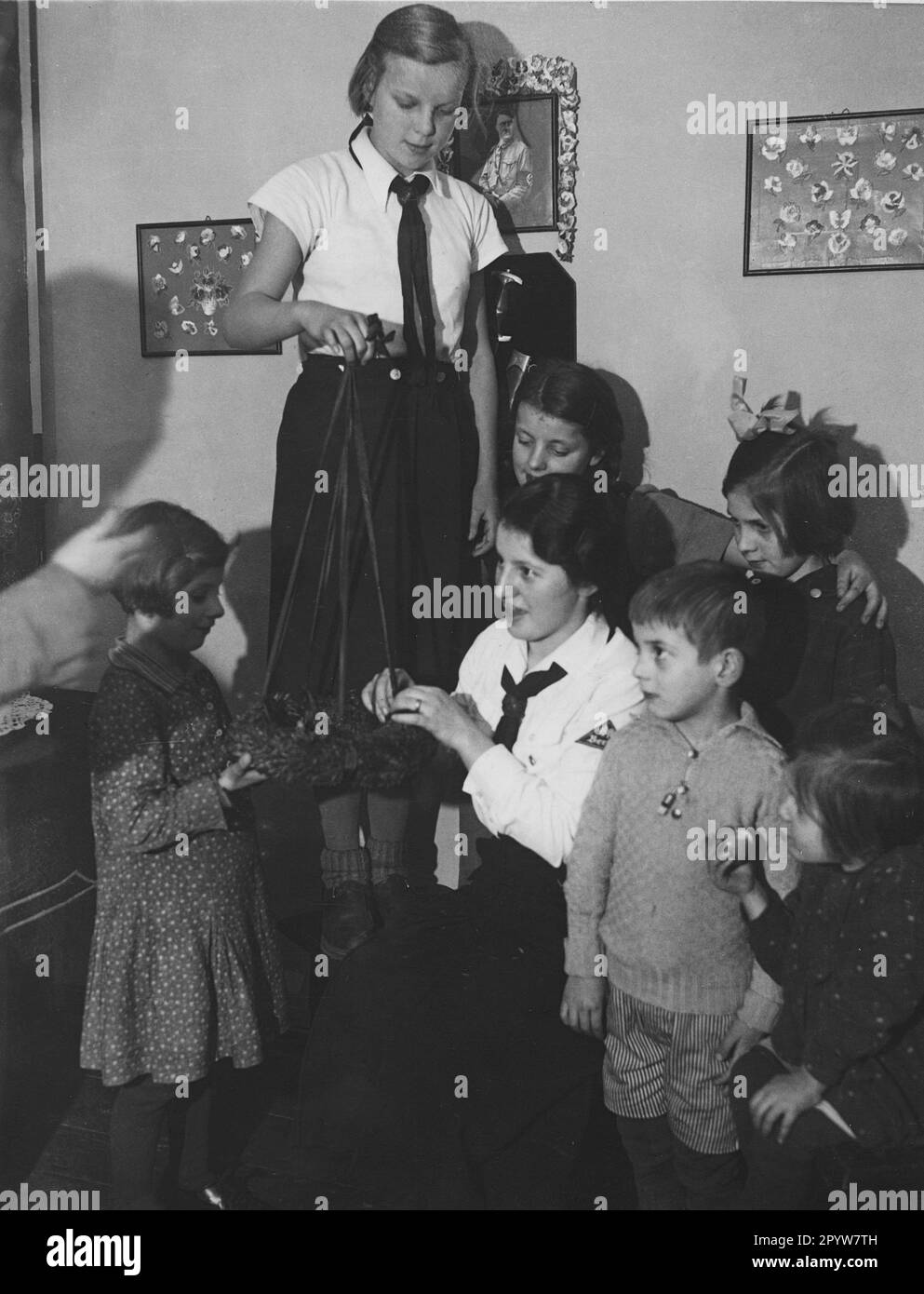 Members of the BDM make an Advent wreath with the children of a large family for the Christmas season. Photo: Stempka [automated translation] Stock Photo