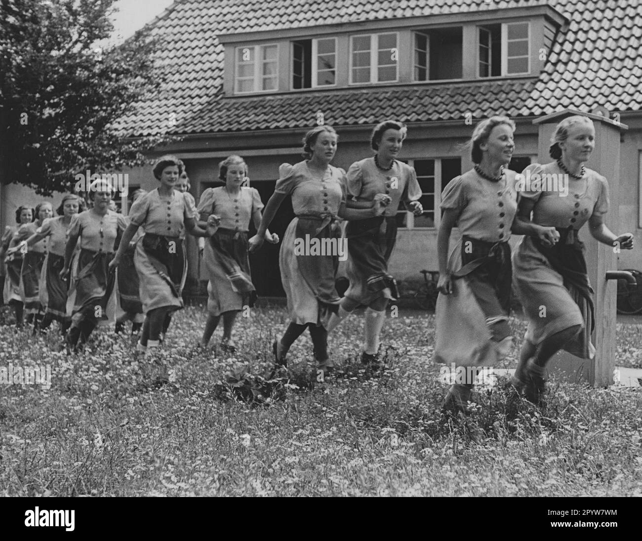 Girls of Obergau Kurmark 2 in their camp at the Späth tree nursery in Ketzin doing folk dancing after work. Photo: Customs. [automated translation] Stock Photo