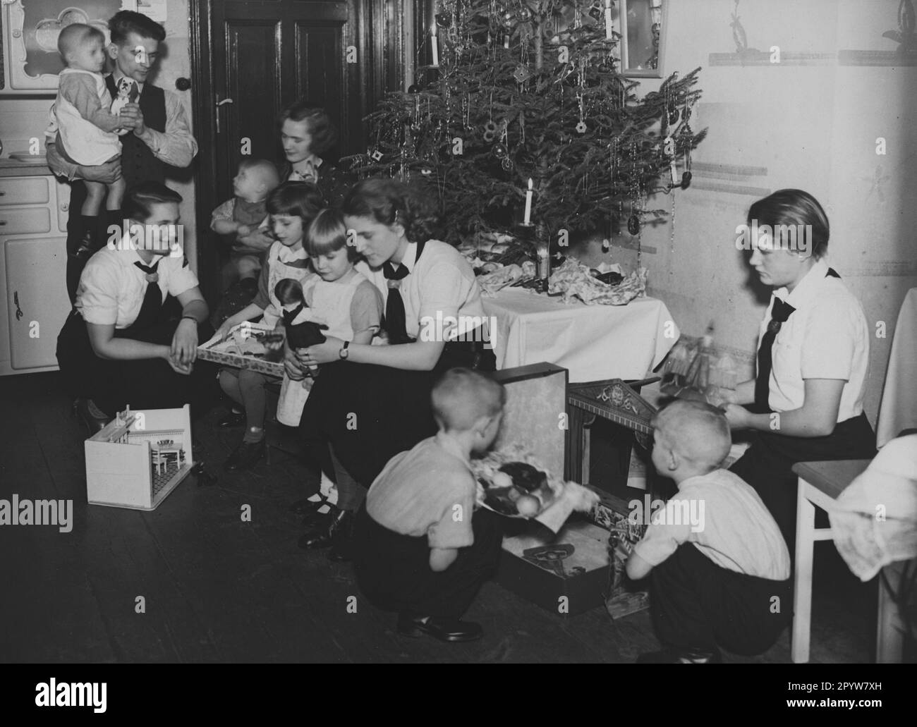 BDM members give Christmas presents to a large family. Photo: Müller [automated translation] Stock Photo